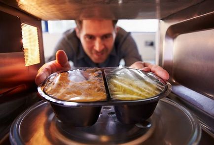 Как да се затопли храна в микровълновата правилно и без негативни последствия