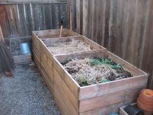 Как да си направим компост яма при производството на вила на кутии и ями с ръцете си, съставът на компост купчина