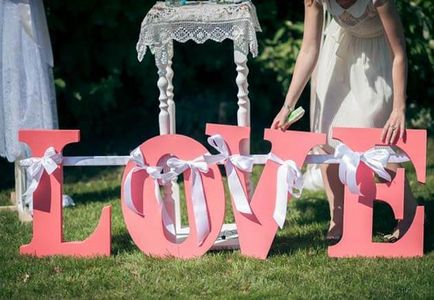 Как да направим големи букви на пяната на сватбата със собствените си ръце