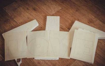 Как да направим големи букви на пяната на сватбата със собствените си ръце