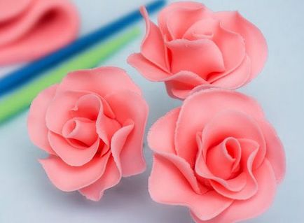 Как да направите свои собствени ръце рози за украса на тортата