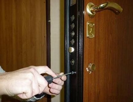 Как да се съберат за заключване на врата със собствените си ръце