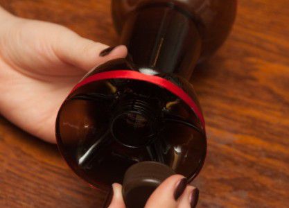 Как да украсят бутилката с ръцете си