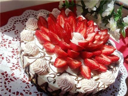 Как да се украсяват торта с ягоди