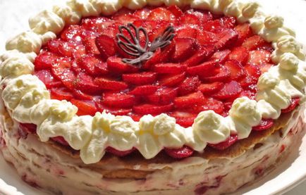 Как да се украсяват торта с ягоди в дома