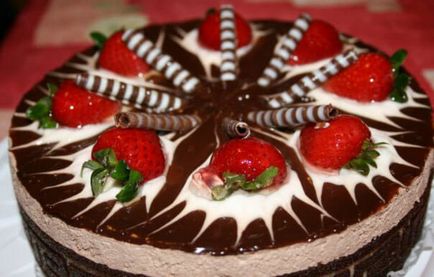 Как да се украсяват торта с ягоди в дома
