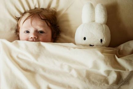 Как да се сложи бебето да спи, без да кърмят (и научи затишие без гърдата)