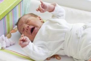 Как да се слага в леглото на новородени ефективните методи и практически съвети за бързо решение