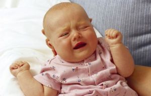 Как да се успокои новородено дете по време на гневно избухване, и когато той плаче