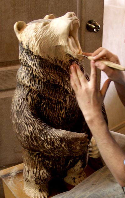 Как да се намали на мечката от дърво с ръце