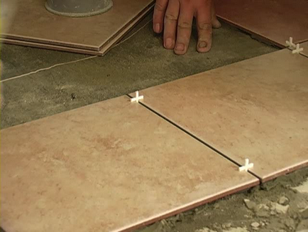 Как да се съгласуват на пода под полагане на плочки и изравняването на пълнител, лепило за плочки и легна