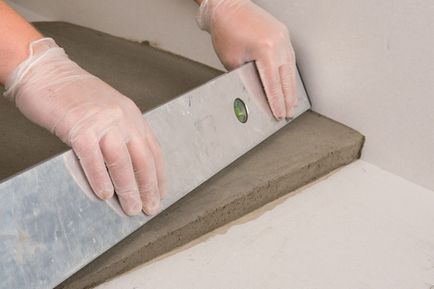 Как да се съгласуват на пода под полагане на плочки и изравняването на пълнител, лепило за плочки и легна