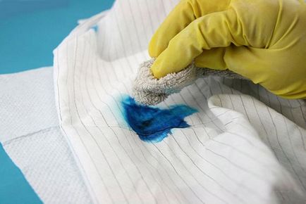 Как да се направи извод грес петно ​​от дрехи, колко бързо да се отървете от петна мазнина