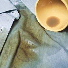 Как да се направи извод на петна от чай с бели дрехи