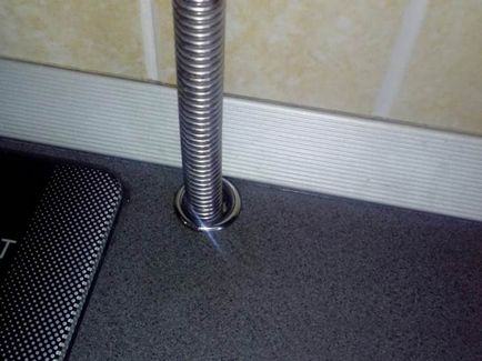 Както скрий или украсяват газовата тръба в кухнята