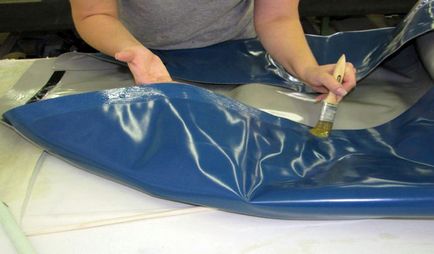 Как да лепило PVC лодка - видео за това как да се придържаме у дома със собствените си ръце