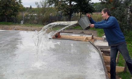 Как да се излива бетон в бетонирането на вода във влажна среда