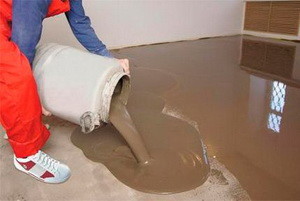 Как да се излива на пода в апартамента с ръцете си, особено на технологии