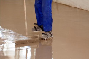 Как се попълва саморазливни подови