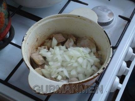 Картофена яхния с месо и гъби при подготовката на мъжете