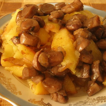 Картофи, задушени с месо и гъби на фурна, тенджери и тиган