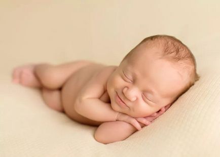 Когато започне новороденото да се усмихва съзнателно и се смея на глас