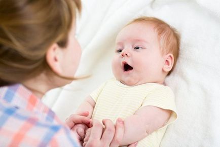 Когато започне новороденото да се усмихва съзнателно и се смея на глас