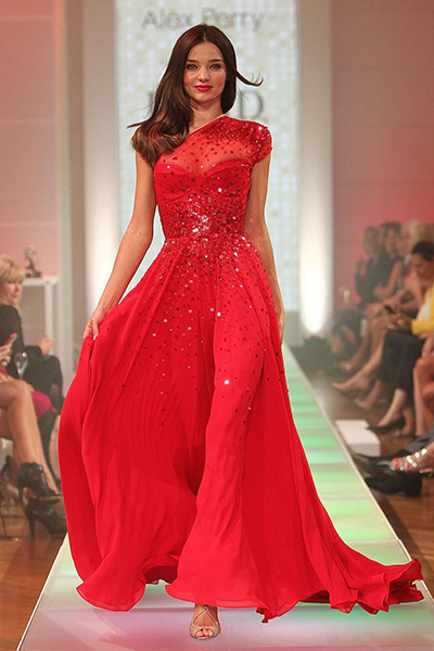 Червената сватбена рокля за булки жизнена и страстен