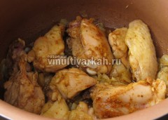 Пиле с боб в multivarka удовлетворяващо и вкусна храна за обяд, се готви в multivarka