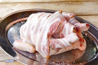 Пиле увито в бекон във фурната - стъпка по стъпка рецепта за това как да се готви със снимки