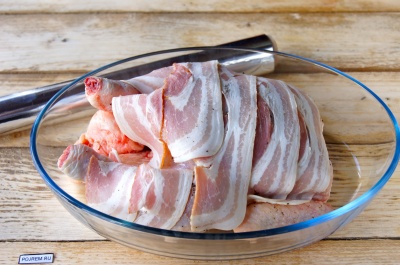 Пиле увито в бекон във фурната - стъпка по стъпка рецепта за това как да се готви със снимки