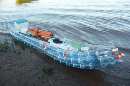 Лодка, изработен от пластмасови бутилки