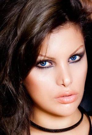 Грим за кафяви коси жени с сини очи