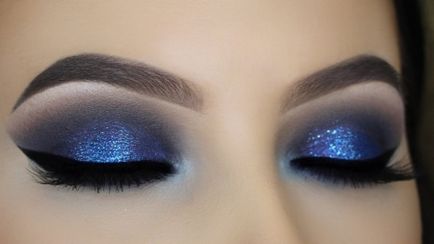 Грим - опушен грим - със сини нюанси за очите със синьо сенки за очи, както и злато, които червило