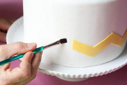 Майсторски клас украсяват сватбена торта с марципан с ръцете си