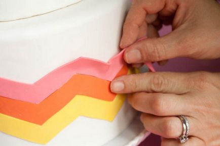 Майсторски клас украсяват сватбена торта с марципан с ръцете си