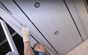 Монтаж таван багажник с негово ръководство ръце с видео