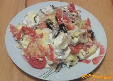 Месо на френски език с домати и гъби в рецептата фурна със снимка
