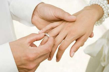 Коя ръка носи брачна халка и как е направил тази традиция