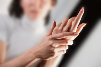 Numb лявата ръка от рамото до пръстите на ръцете, налакътници причините и лечение, тя може да бъде