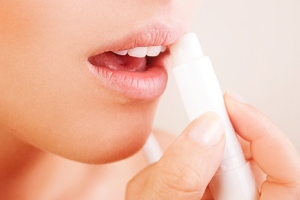 Напукани устни - лечение у дома, отколкото да се намажете