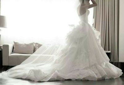 Lush сватбена рокля с влак - по един ден, за да осъществят мечтите