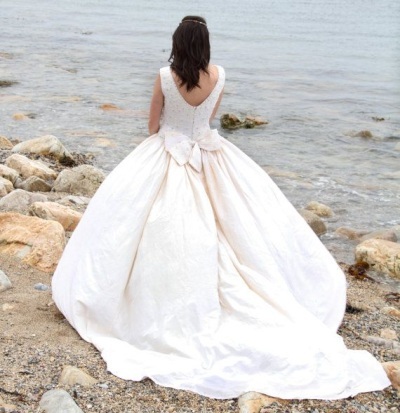 Lush сватбена рокля с влак - по един ден, за да осъществят мечтите