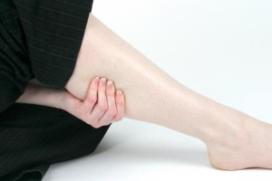 Защо сърбеж крака под коляното и причините лечение