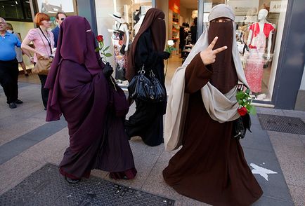 Защо самите французите срещу мюсюлманските костюми за плуване световната политика