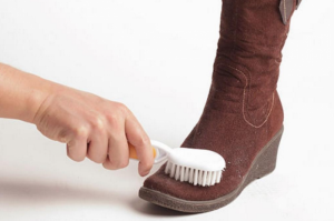 За да почистите велурени обувки у дома по-добри начини