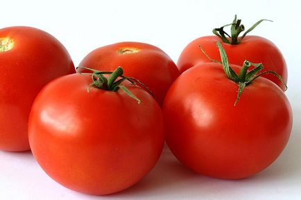 Домати с кърменето, дали може да има свежи, жълти, компоти и туршии домати
