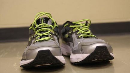 Правилните обувки за бягане маратонки, които избират да се движат по асфалт, на кръст