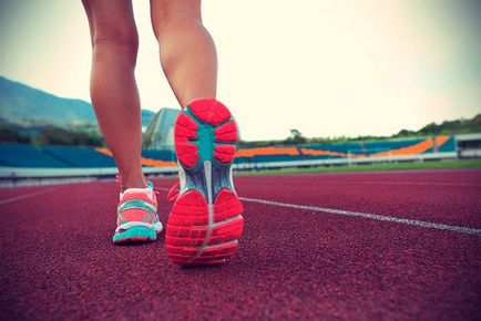 Правилните обувки за бягане маратонки, които избират да се движат по асфалт, на кръст