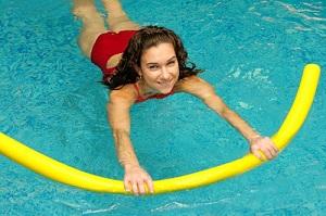 Упражнения за релаксация в басейна за лечение на гърба и неговите разширения
